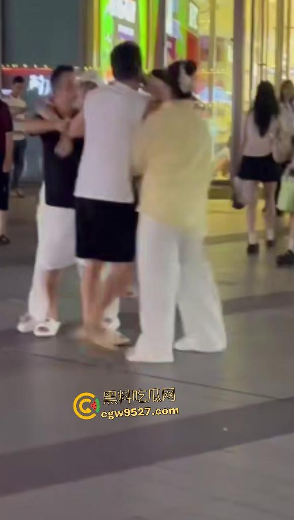 广东四会吾悦广场,男友和父亲抢挚爱,白衣男友一拳颈动脉爆击黑衣爹直接倒地,这抢女人下狠手啊!-2
