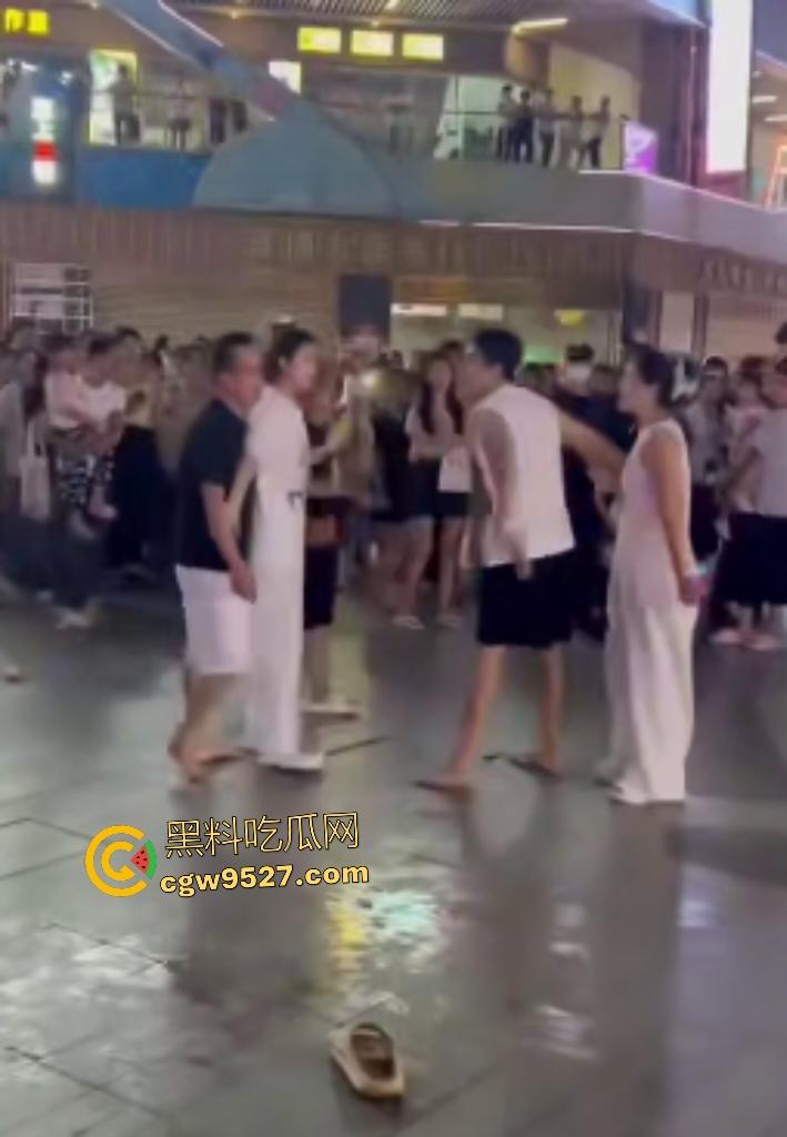 广东四会吾悦广场,男友和父亲抢挚爱,白衣男友一拳颈动脉爆击黑衣爹直接倒地,这抢女人下狠手啊!-7