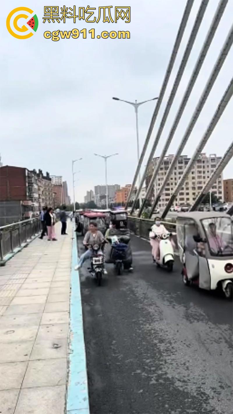 周口市沈丘网红桥跳河事件,准备结婚因彩礼商量不通,23岁男子跳河自杀,20多万彩礼逼走了他!-2