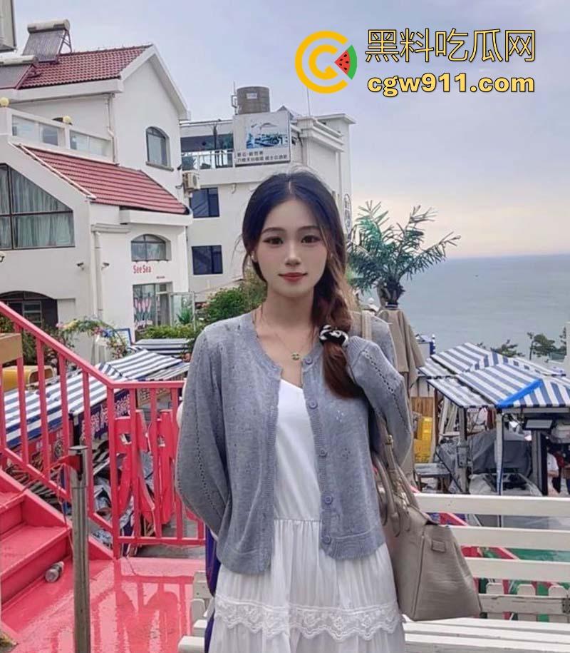 湖北建筑职业艺术学院【刘雯玮】撩起露粉嫩白虎逼,跪地求饶体育生用大鸡巴操爆的骚穴,不雅视频曝光!-2