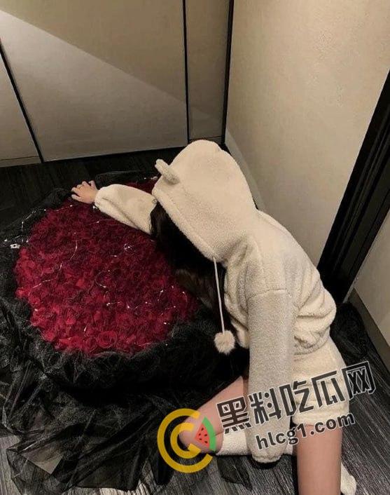 浙江高颜值女大学生 王瑶 为了赚钱买奢侈品 被金主包养高价定制露脸视频流出!-1