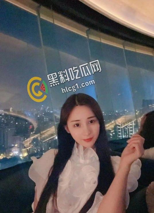 浙江高颜值女大学生 王瑶 为了赚钱买奢侈品 被金主包养高价定制露脸视频流出!-8