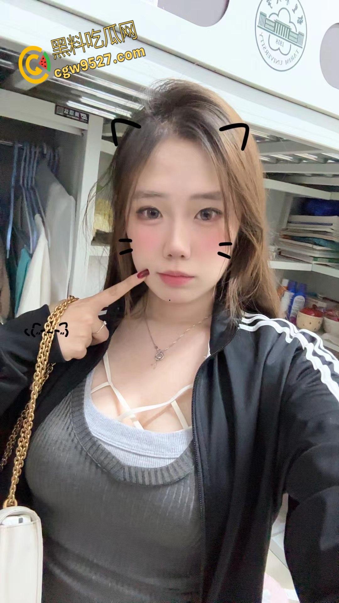 河北金贸大学清纯学生妹【梁婧雯】，情侣真实自拍流出！情趣内衣勾勒火辣身材，大胆展示美乳粉穴！-1