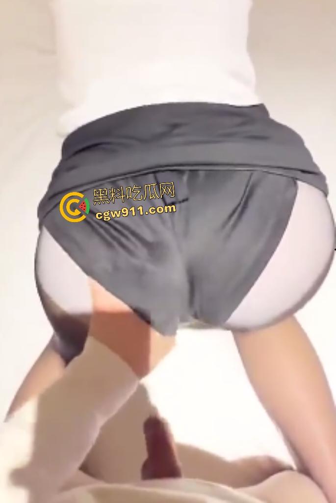 情人节醉姐和弟弟酒店乱伦,连体丝袜足交不尽兴,还后入两次射屁股上,一生有此姐足矣!-2