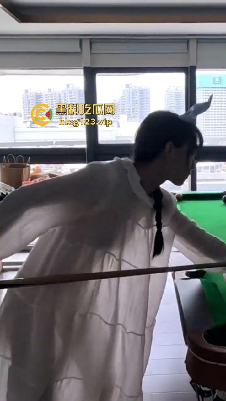 万物皆是媛!又来个台球媛 美女真空打台球打乒乓球挥洒香汗奶头凸凸-2