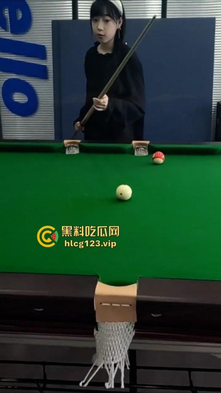 万物皆是媛!又来个台球媛 美女真空打台球打乒乓球挥洒香汗奶头凸凸-3