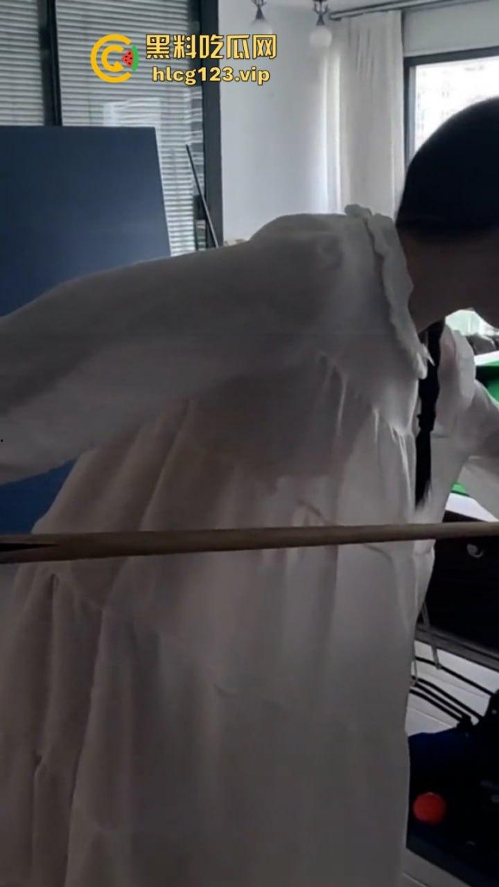 万物皆是媛!又来个台球媛 美女真空打台球打乒乓球挥洒香汗奶头凸凸-4