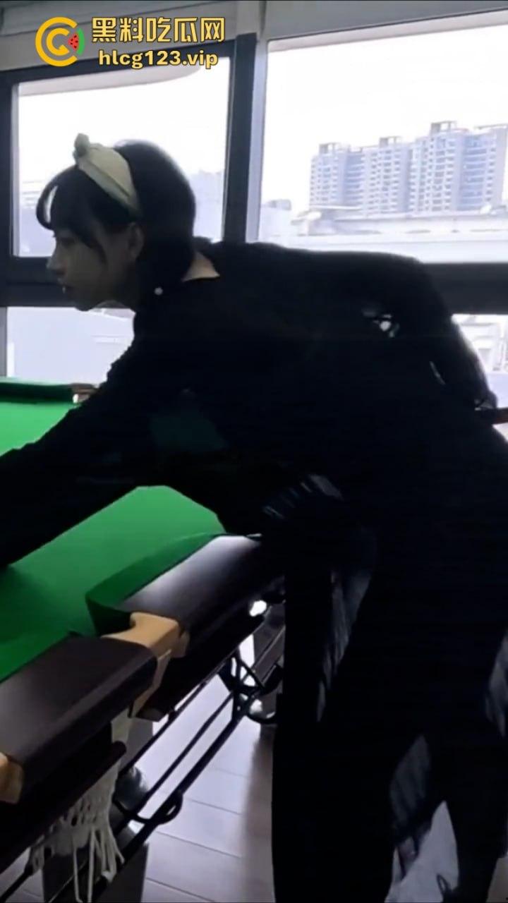 万物皆是媛!又来个台球媛 美女真空打台球打乒乓球挥洒香汗奶头凸凸-5