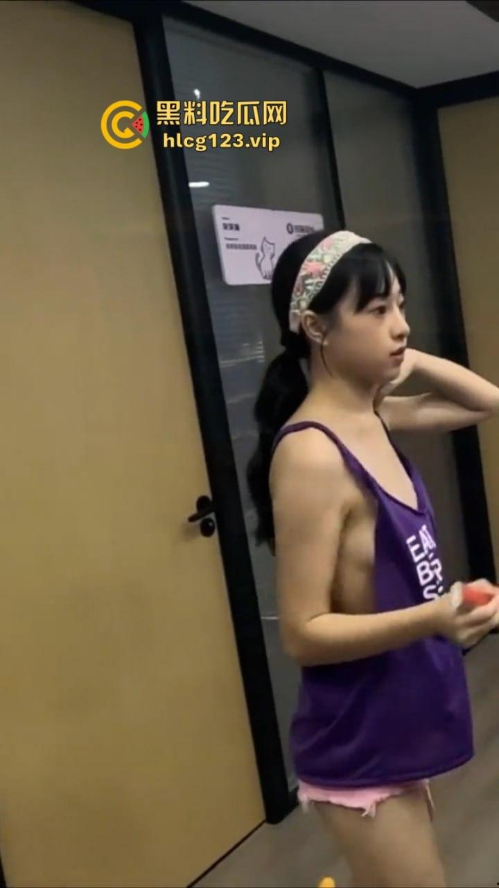 万物皆是媛!又来个台球媛 美女真空打台球打乒乓球挥洒香汗奶头凸凸-6