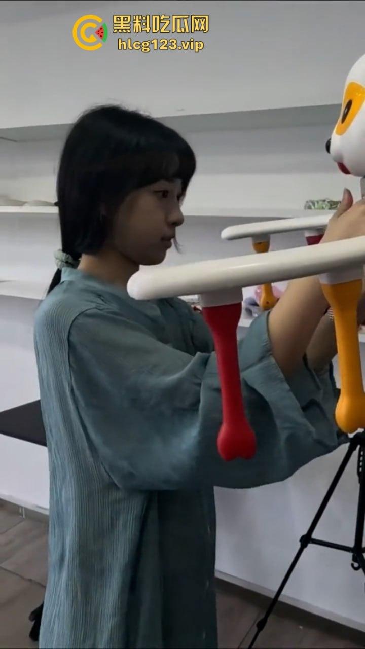 万物皆是媛!又来个台球媛 美女真空打台球打乒乓球挥洒香汗奶头凸凸-7