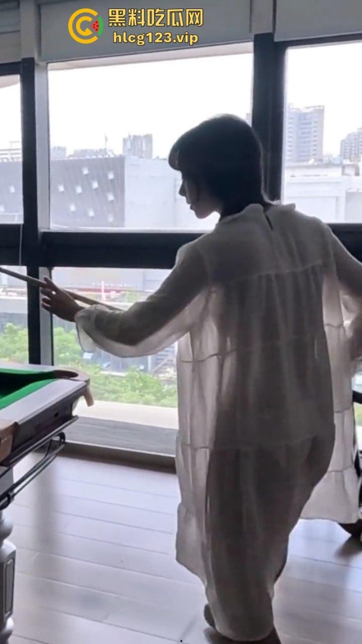 万物皆是媛!又来个台球媛 美女真空打台球打乒乓球挥洒香汗奶头凸凸-8