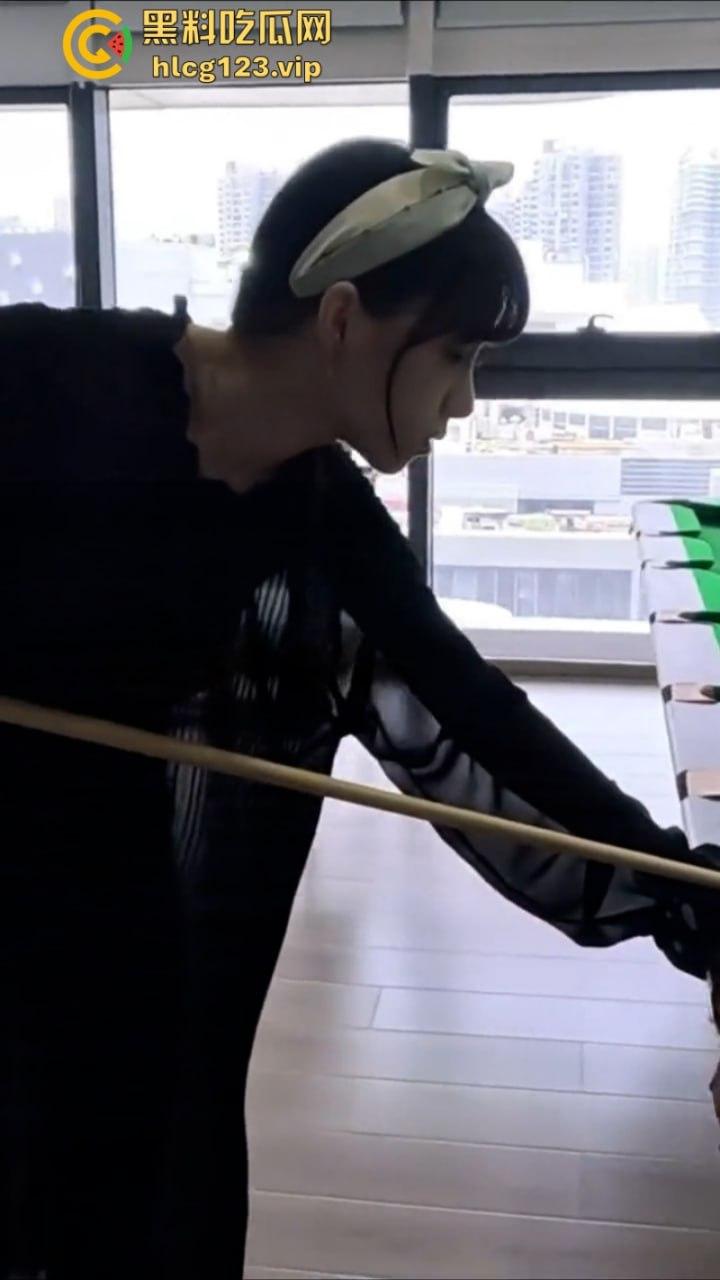 万物皆是媛!又来个台球媛 美女真空打台球打乒乓球挥洒香汗奶头凸凸-9