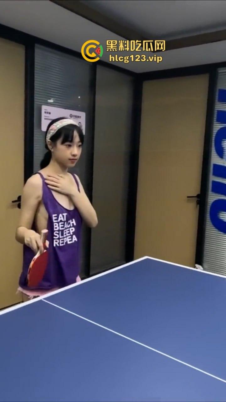万物皆是媛!又来个台球媛 美女真空打台球打乒乓球挥洒香汗奶头凸凸-11