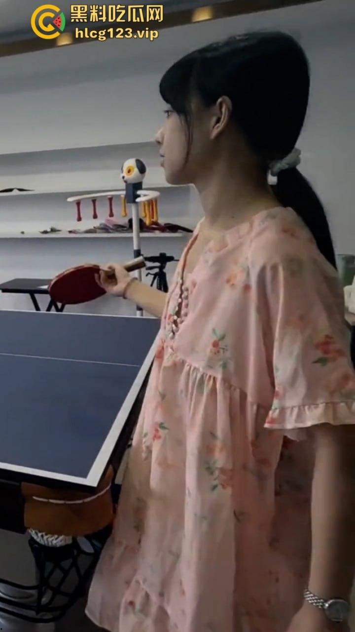 万物皆是媛!又来个台球媛 美女真空打台球打乒乓球挥洒香汗奶头凸凸-12