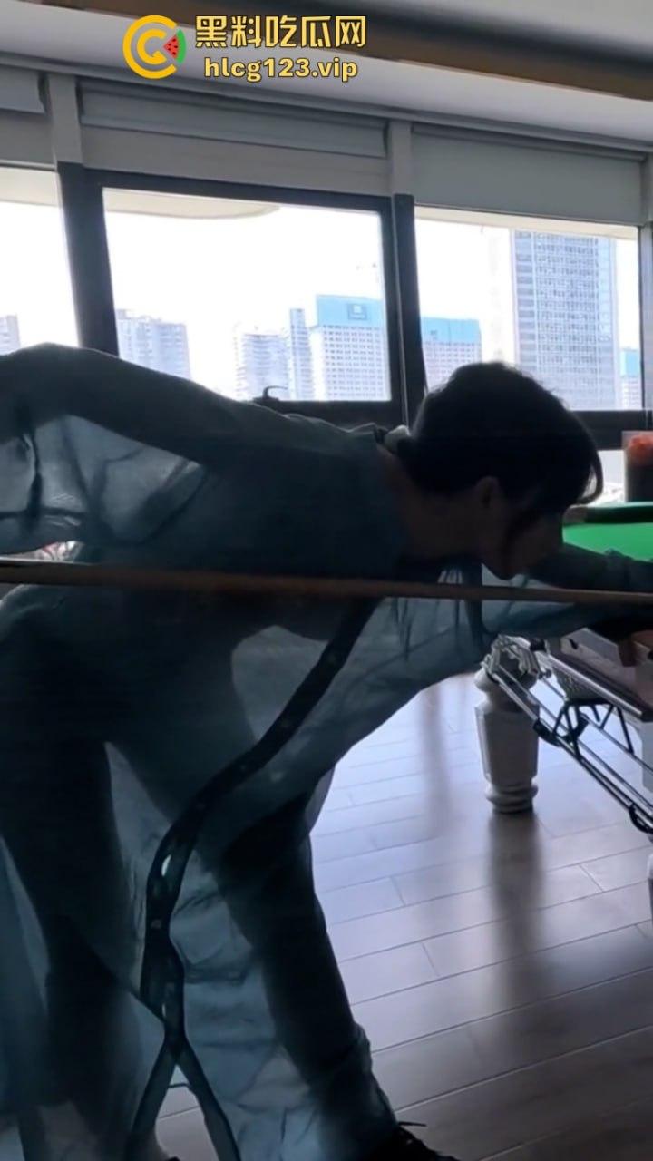 万物皆是媛!又来个台球媛 美女真空打台球打乒乓球挥洒香汗奶头凸凸-13