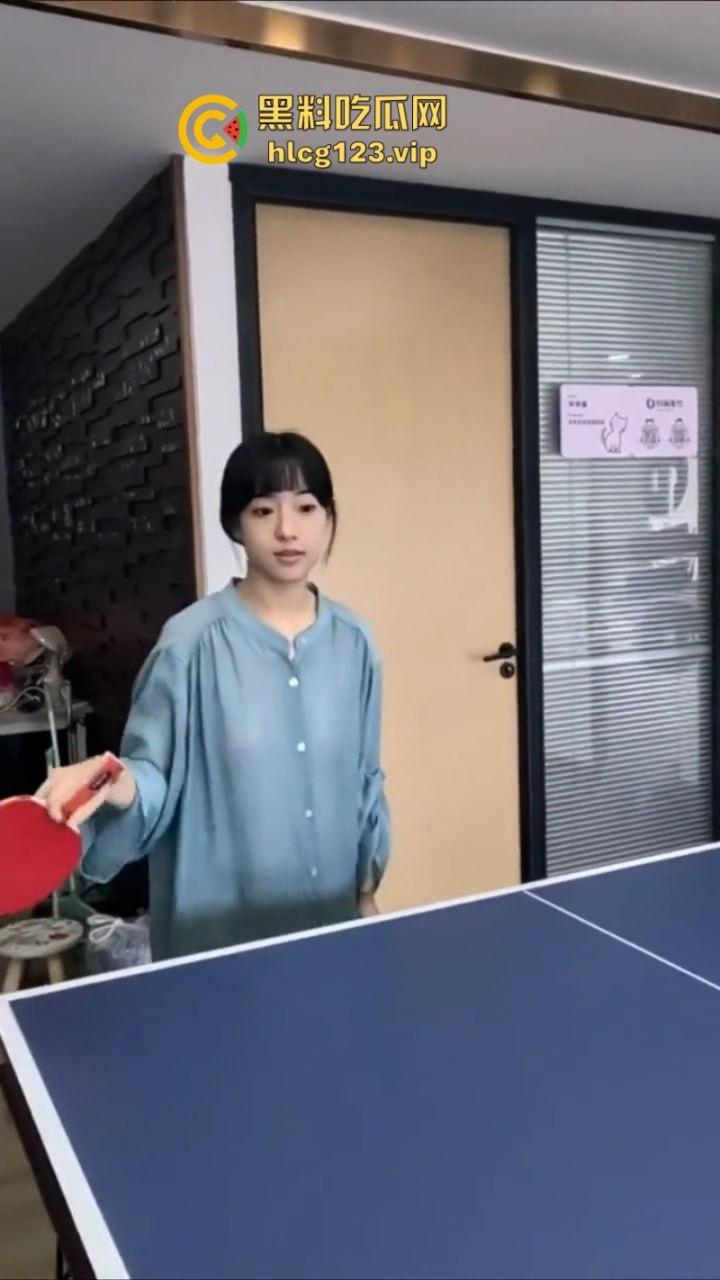 万物皆是媛!又来个台球媛 美女真空打台球打乒乓球挥洒香汗奶头凸凸-14