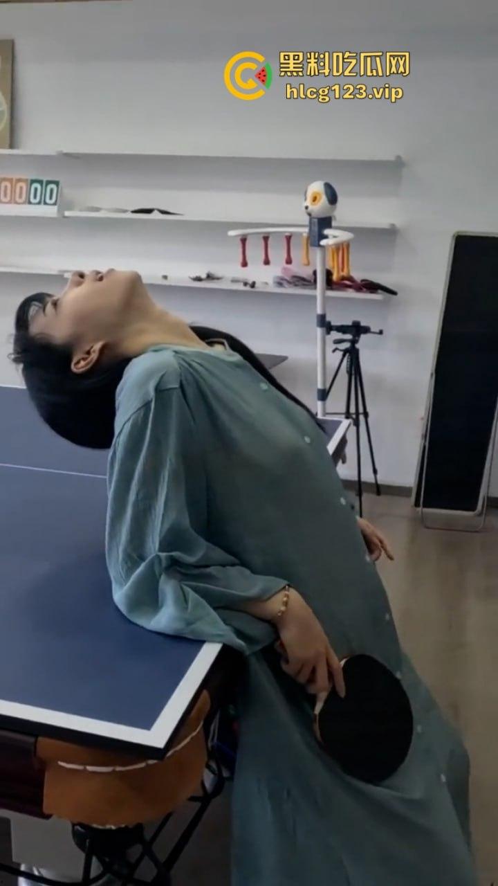 万物皆是媛!又来个台球媛 美女真空打台球打乒乓球挥洒香汗奶头凸凸-15