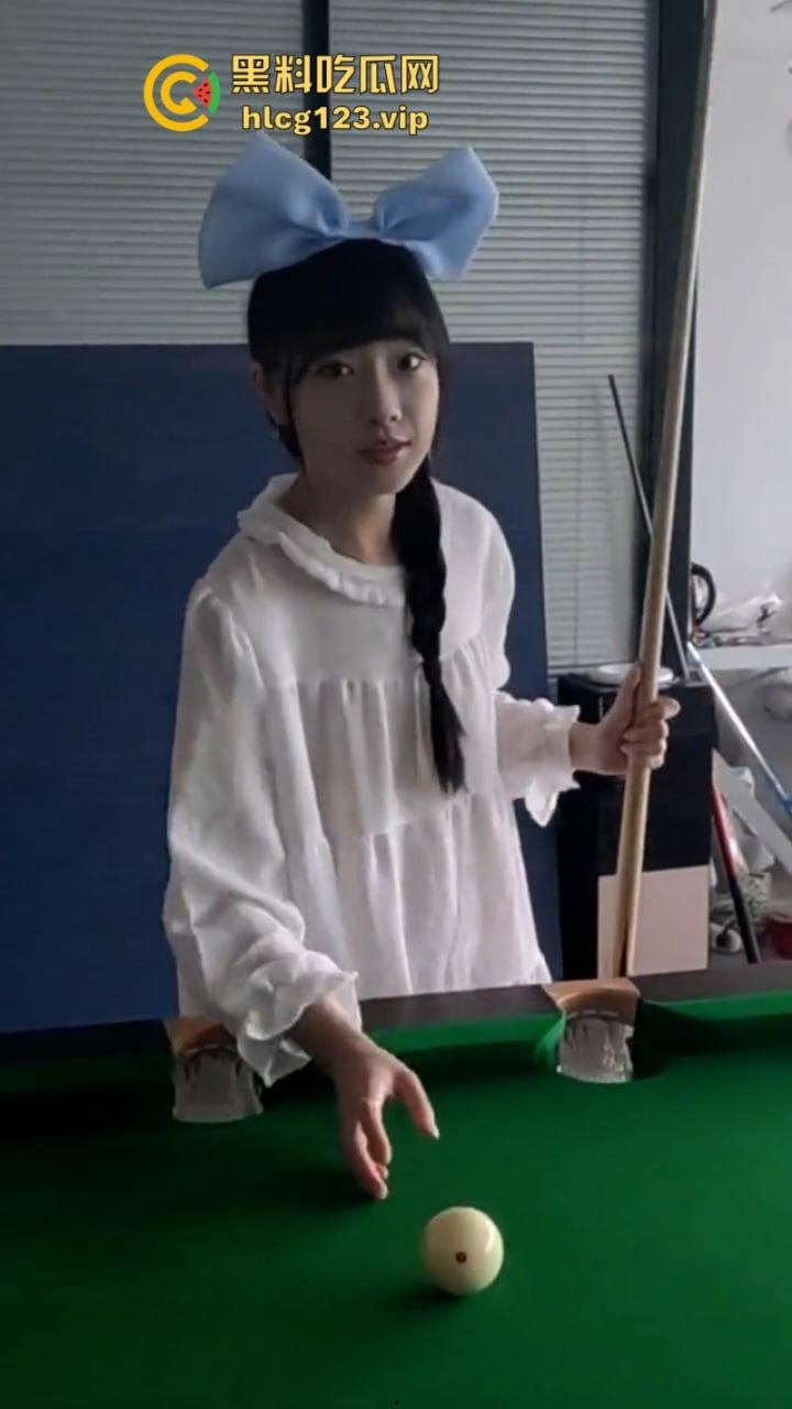 万物皆是媛!又来个台球媛 美女真空打台球打乒乓球挥洒香汗奶头凸凸-16