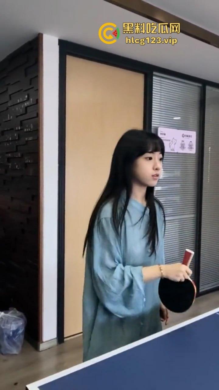 万物皆是媛!又来个台球媛 美女真空打台球打乒乓球挥洒香汗奶头凸凸-17