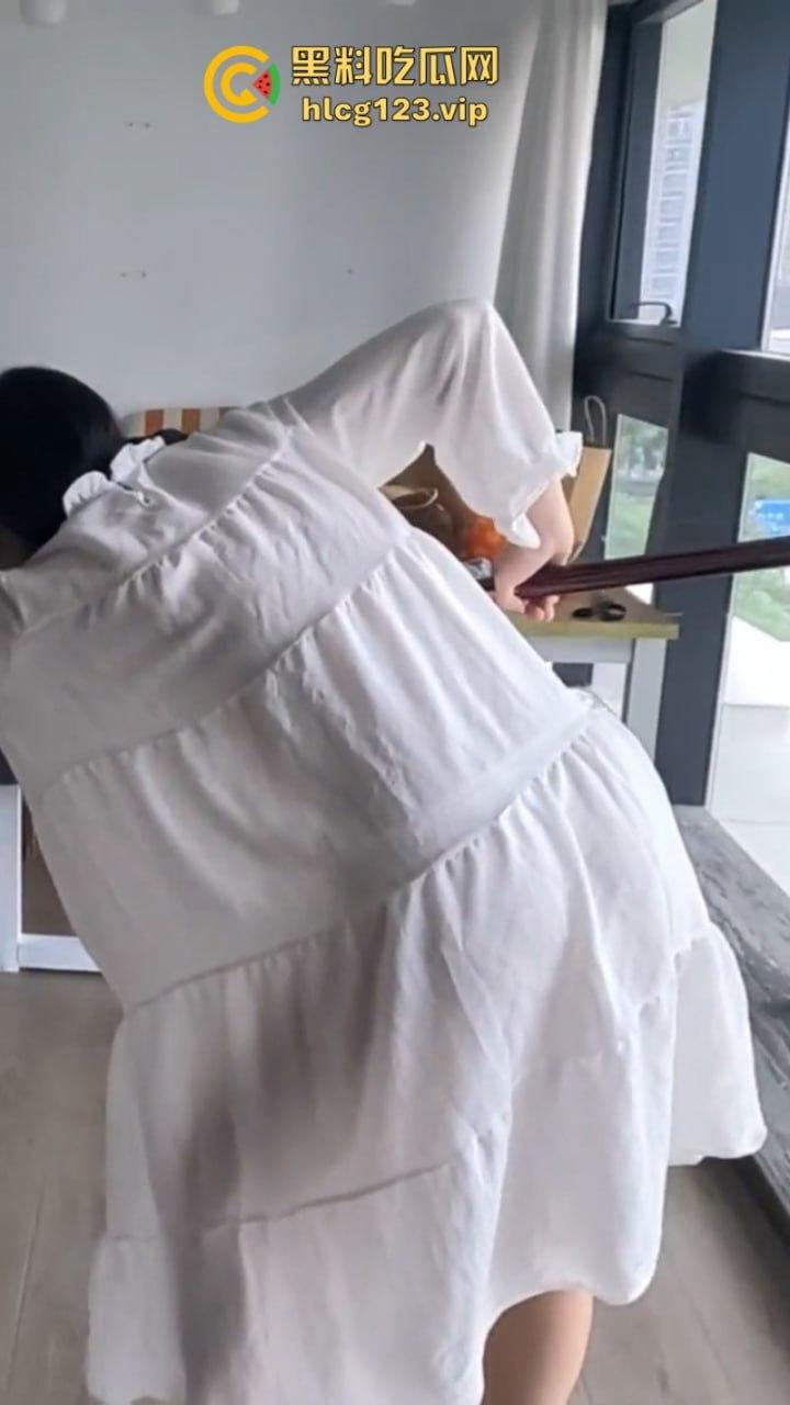 万物皆是媛!又来个台球媛 美女真空打台球打乒乓球挥洒香汗奶头凸凸-19