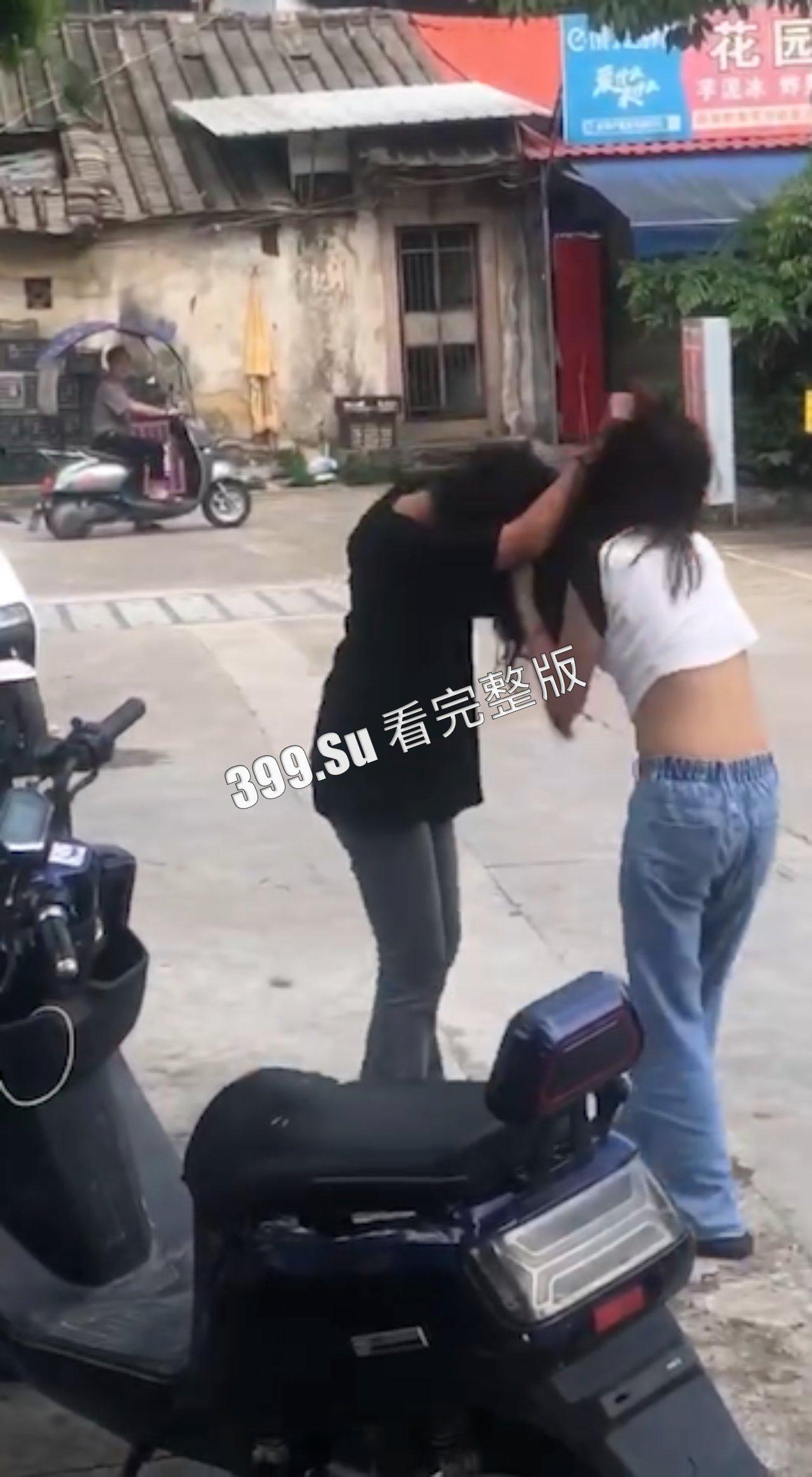 打架 互殴 解压 还是看女人打架养眼 扯头发扯胸罩 奶子一下就蹦出来了(五)-5