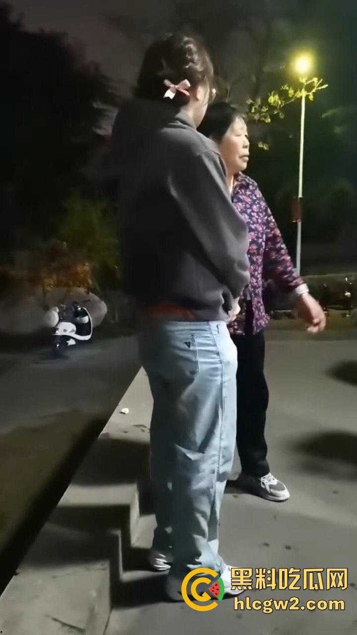 男扮女装闯进学校浴室!一群妹子围观等保安来抓,崩溃妹子以为他是特殊癖好,结果直接拍了她一张!-2