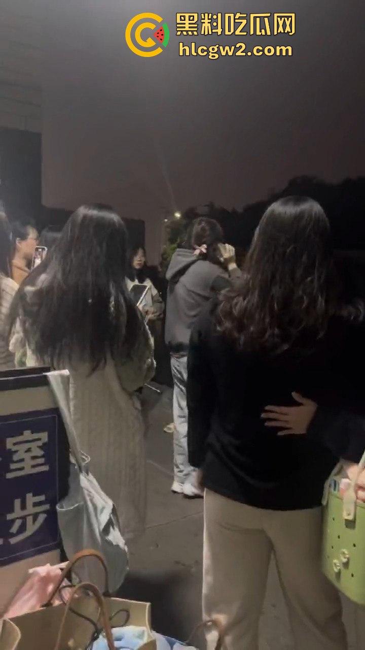 男扮女装闯进学校浴室!一群妹子围观等保安来抓,崩溃妹子以为他是特殊癖好,结果直接拍了她一张!-3