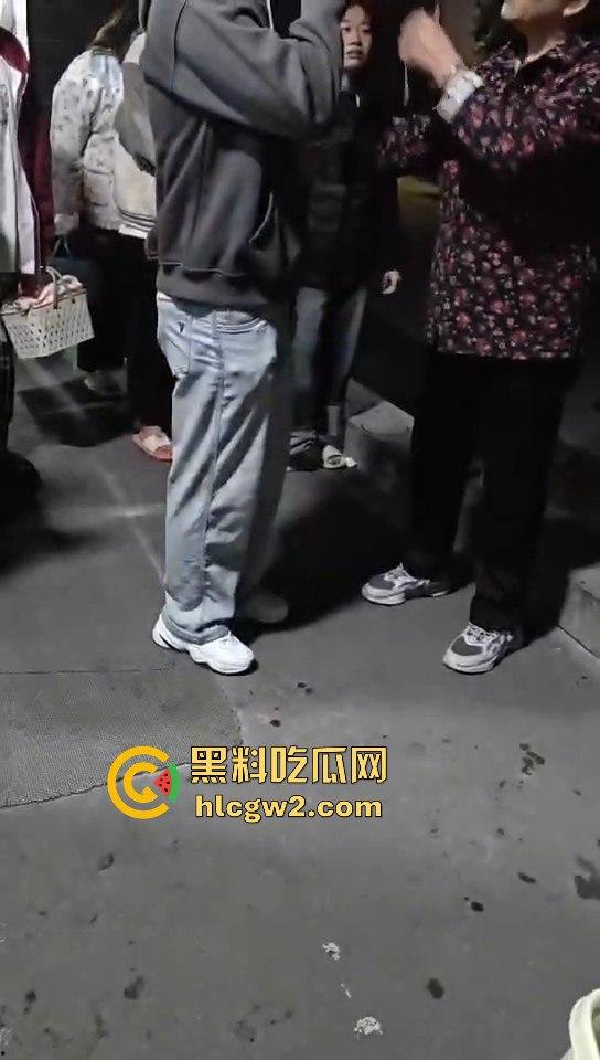 男扮女装闯进学校浴室!一群妹子围观等保安来抓,崩溃妹子以为他是特殊癖好,结果直接拍了她一张!-9
