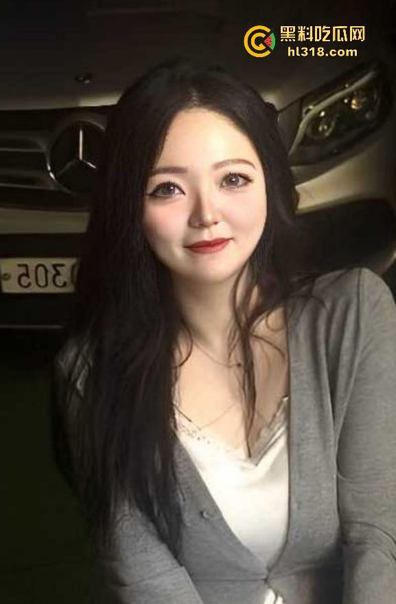 夫妻挑战客厅做爱,正插入猛操时候, 被女儿打开房门撞见了,来不及穿衣只能尴尬互望!-1