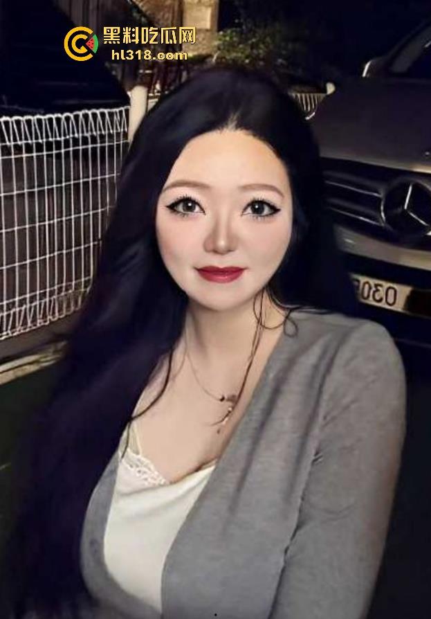 夫妻挑战客厅做爱,正插入猛操时候, 被女儿打开房门撞见了,来不及穿衣只能尴尬互望!-2