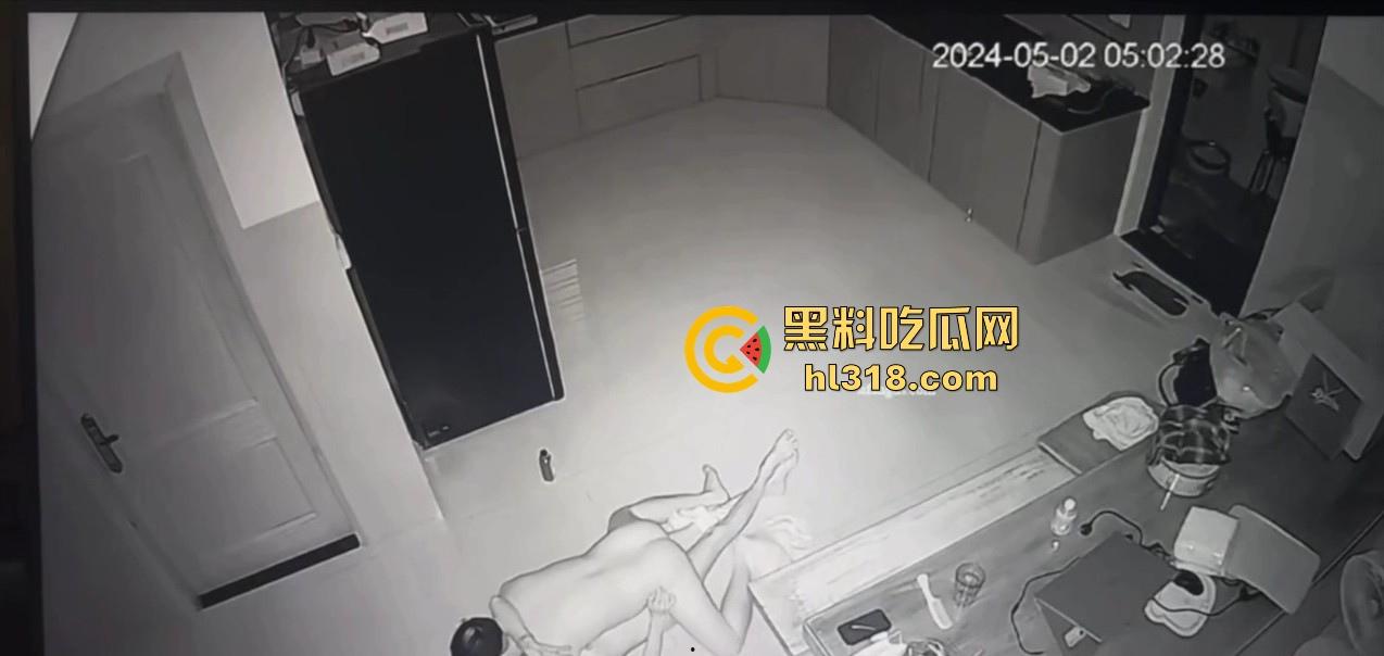 夫妻挑战客厅做爱,正插入猛操时候, 被女儿打开房门撞见了,来不及穿衣只能尴尬互望!-3