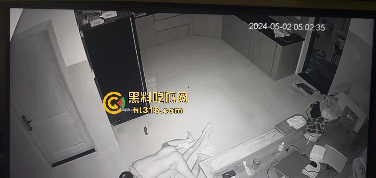 夫妻挑战客厅做爱,正插入猛操时候, 被女儿打开房门撞见了,来不及穿衣只能尴尬互望!-4