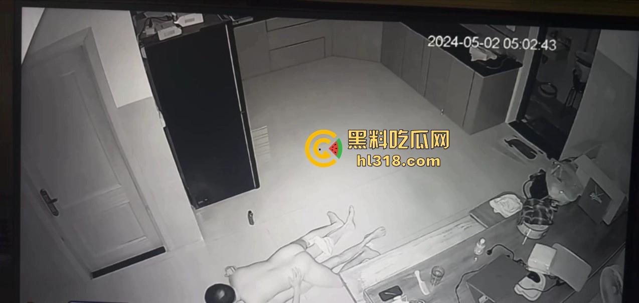 夫妻挑战客厅做爱,正插入猛操时候, 被女儿打开房门撞见了,来不及穿衣只能尴尬互望!-5