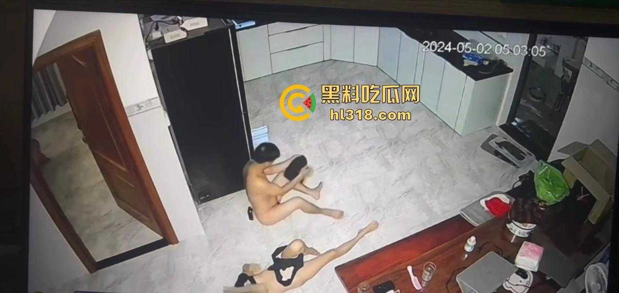 夫妻挑战客厅做爱,正插入猛操时候, 被女儿打开房门撞见了,来不及穿衣只能尴尬互望!-9