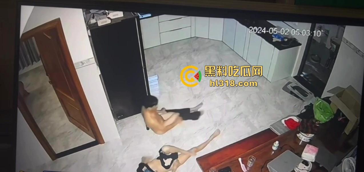 夫妻挑战客厅做爱,正插入猛操时候, 被女儿打开房门撞见了,来不及穿衣只能尴尬互望!-10