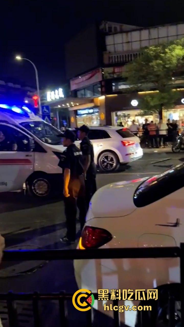 广东汕头一男子车速过快 与迎面三车连环相撞 现场豪车一堆 估计要赔死了-3