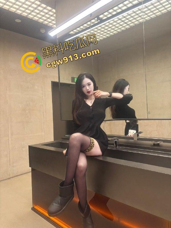 白嫩蜜桃臀谁顶得住?精神小妹性瘾超重天天骑,母狗反差一开,蜜桃白臀上下啪啪抖姿势玩尽!-9