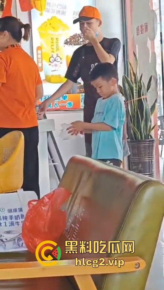 南宁熊孩子玩奶茶封口机被夹断四根手指！家长慌了才后悔疏忽奶茶店一片惊叫！-5