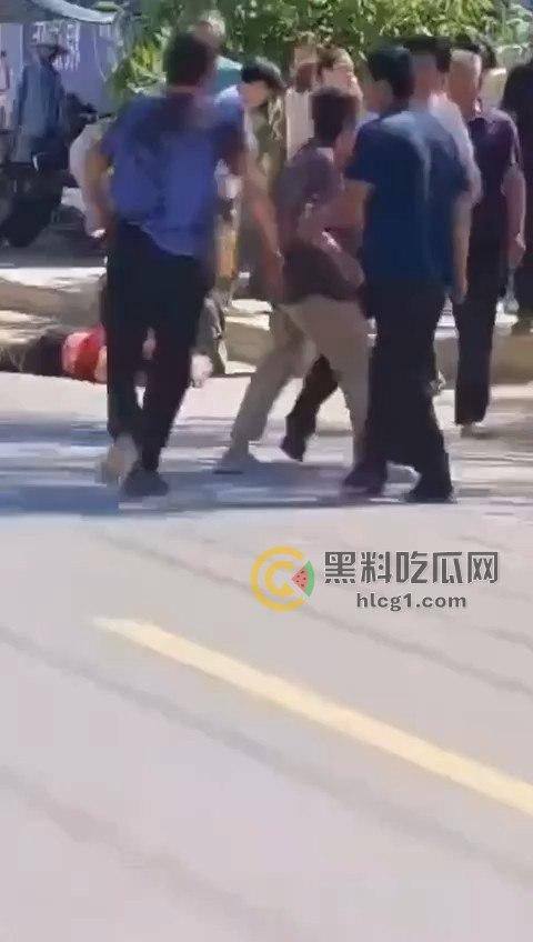 江苏五旬富豪老头酒驾开奔驰迈巴赫,主干道疯狂撞飞十几人,现场惨烈堪比大片!-4