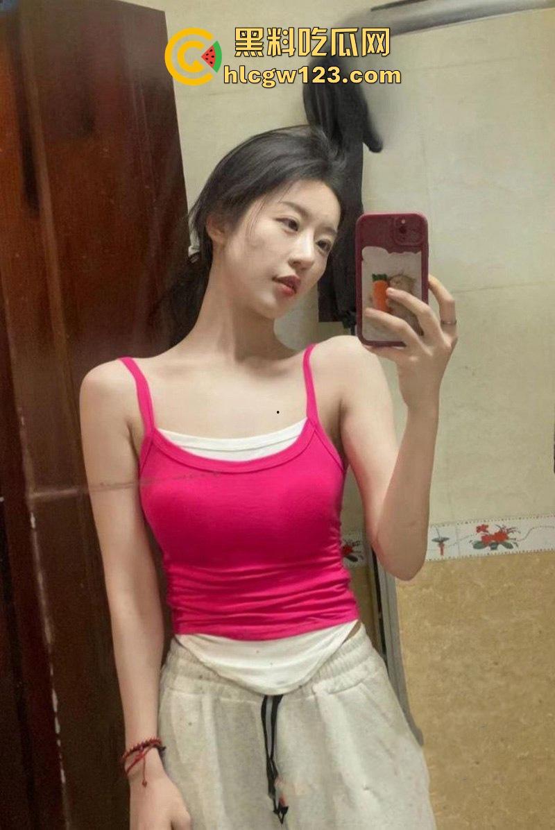 南京师范学院校花【刘微】性爱视频流出 绝美脸庞骚舞辣翻天 近距离掰逼展示对镜站立后入 这谁看了能顶得住啊!-3