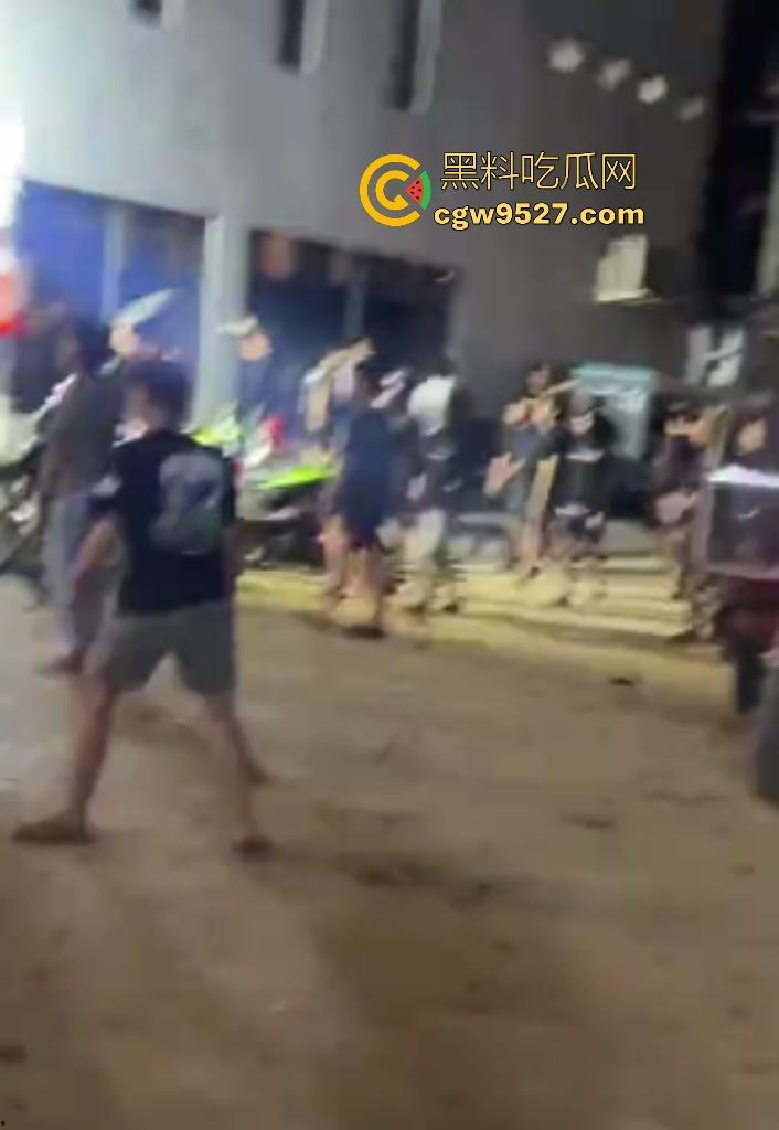 柬埔寨波贝火拼变闹剧!两拨废物互砸杂物,长棍对峙怂到爆,警察哨子吹破喉咙直到大部队到才镇场!-2