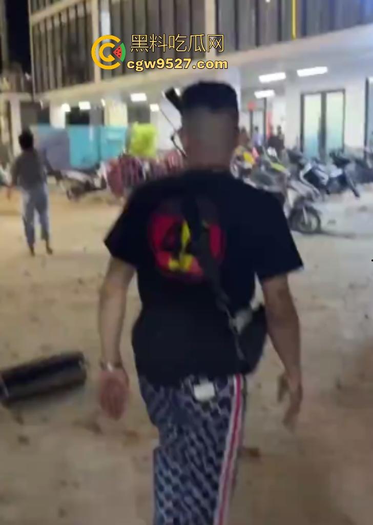 柬埔寨波贝火拼变闹剧!两拨废物互砸杂物,长棍对峙怂到爆,警察哨子吹破喉咙直到大部队到才镇场!-3