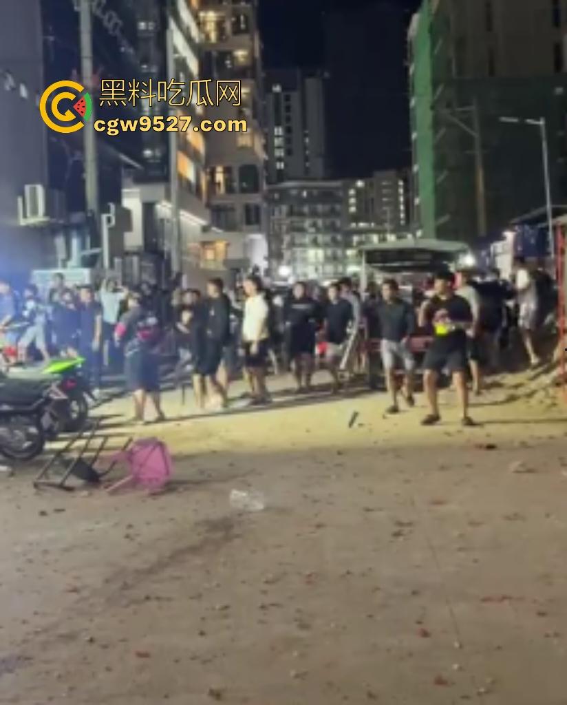 柬埔寨波贝火拼变闹剧!两拨废物互砸杂物,长棍对峙怂到爆,警察哨子吹破喉咙直到大部队到才镇场!-8