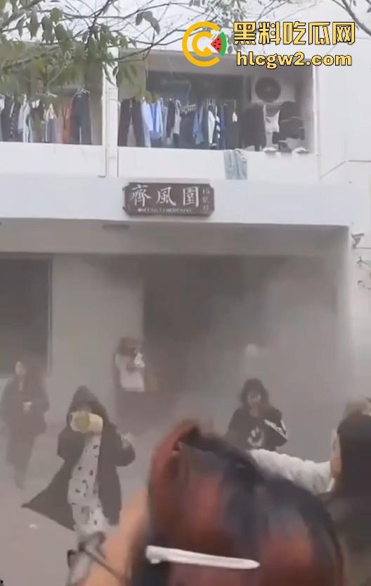 齐鲁大学宿舍楼突发大火!学生被困门口,刷脸闸门不让过,校方回应引热议!-4