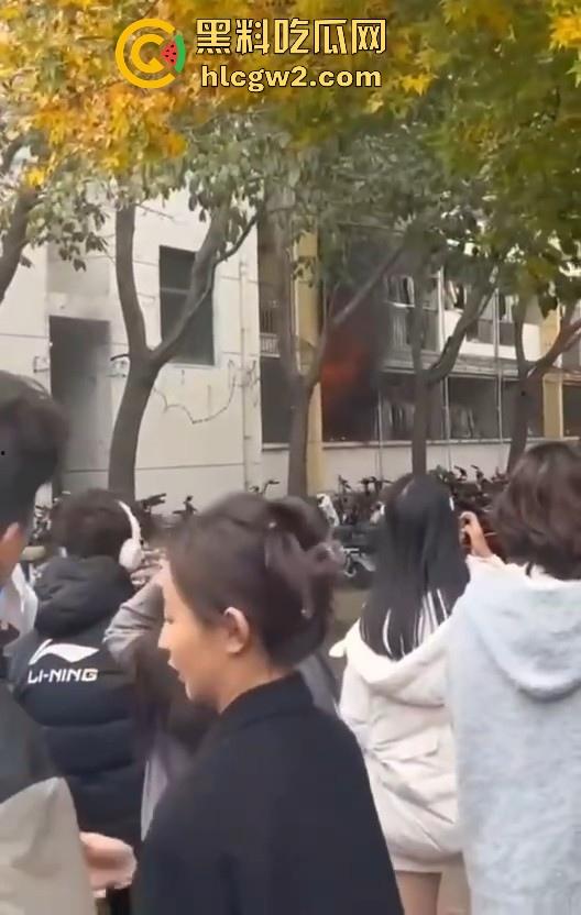 齐鲁大学宿舍楼突发大火!学生被困门口,刷脸闸门不让过,校方回应引热议!-5