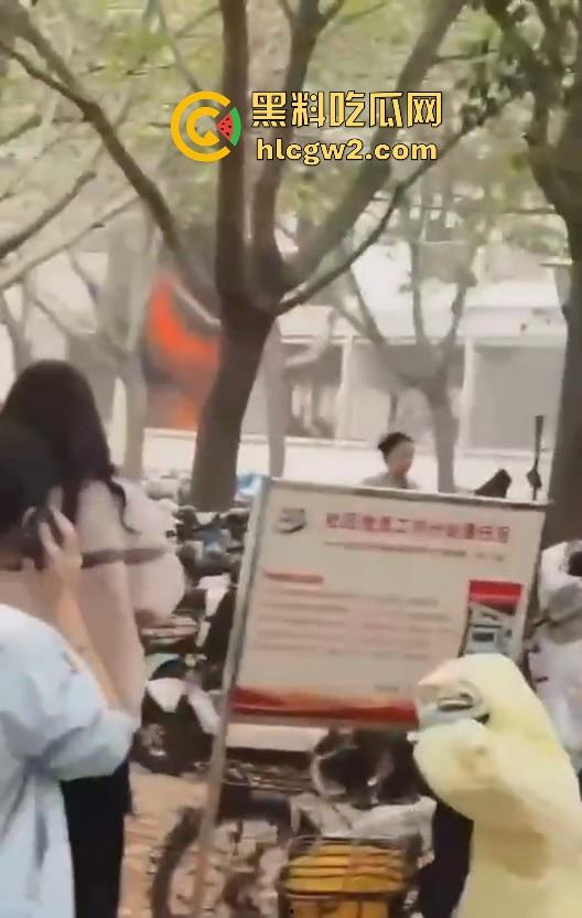 齐鲁大学宿舍楼突发大火!学生被困门口,刷脸闸门不让过,校方回应引热议!-6