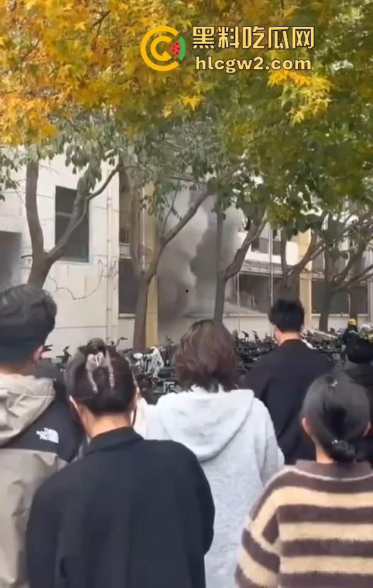 齐鲁大学宿舍楼突发大火!学生被困门口,刷脸闸门不让过,校方回应引热议!-7