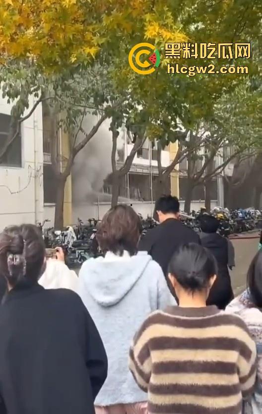 齐鲁大学宿舍楼突发大火!学生被困门口,刷脸闸门不让过,校方回应引热议!-8