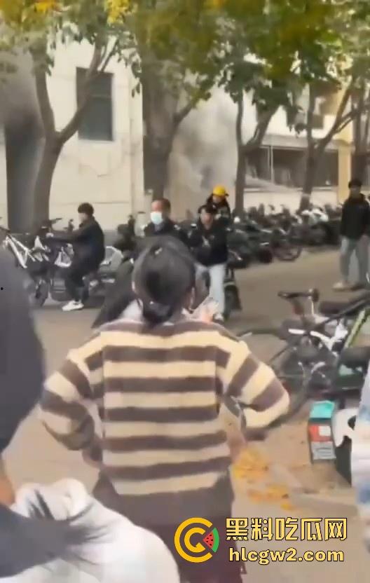 齐鲁大学宿舍楼突发大火!学生被困门口,刷脸闸门不让过,校方回应引热议!-9