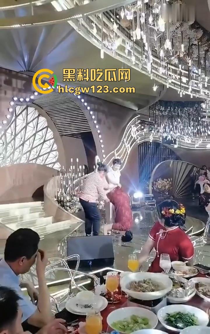 大妈的奇葩操作!儿子婚礼,大妈姐妹团舞台表演倒立舞蹈 在座的小年轻不懂 只是一味的鼓掌!-1